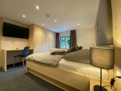 Tempat tidur dalam kamar di Gasthaus Sulzfluh