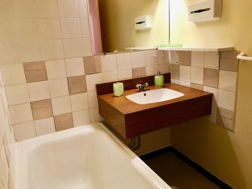 a bathroom with a sink and a bath tub at Appartement Villard-de-Lans, 3 pièces, 7 personnes - FR-1-515-6 in Villard-de-Lans