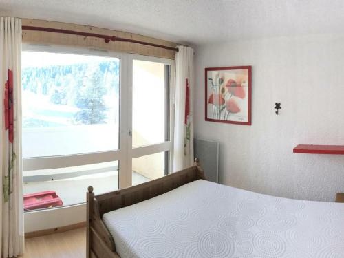 1 dormitorio con cama y ventana grande en Appartement Corrençon-en-Vercors, 2 pièces, 6 personnes - FR-1-515-17, en Corrençon-en-Vercors
