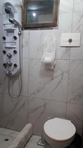 W łazience znajduje się prysznic i toaleta. w obiekcie Viajeros w mieście Salta