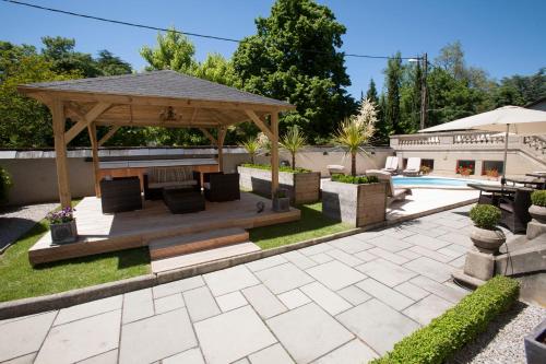 - un kiosque avec un banc et une piscine dans l'établissement La Villa de Mazamet, à Mazamet