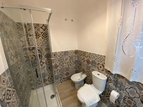 La salle de bains est pourvue d'une douche et de toilettes. dans l'établissement HOME CITY, à Castellammare del Golfo