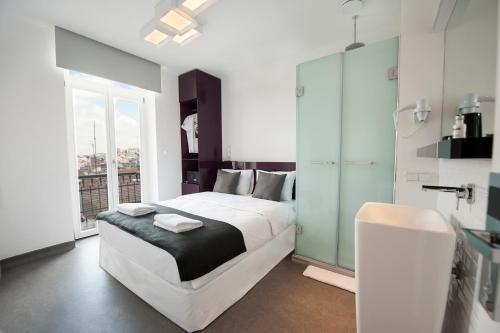 Un dormitorio con una cama grande y una ventana en Wabi Sabi Hostel Istanbul en Estambul