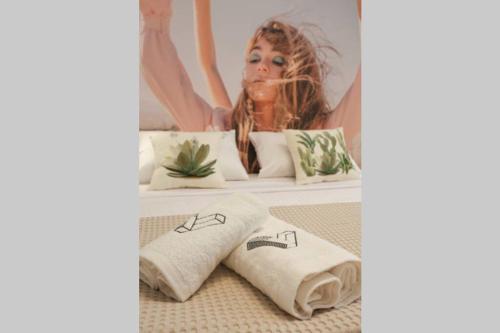 uma mulher está deitada numa cama com toalhas em Valory #4 Aesthetic Stay em Tessalônica