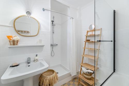 een badkamer met een wastafel en een douche bij Le Val d'Ore par Dodo-a-Cassis in Cassis