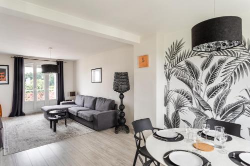 un salon avec un canapé et une table dans l'établissement Blanche de Castille- Rond point de Paris, à Nantes