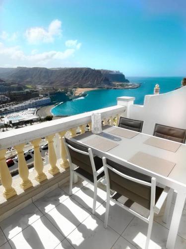 a balcony with a table and chairs and the ocean at Karin's Beach Loft, Playa del Cura in Playa del Cura