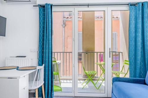 Cette chambre dispose d'une porte coulissante en verre s'ouvrant sur un balcon. dans l'établissement Magnifique Studio Lavande au Pied du Port-Vieux, à La Ciotat