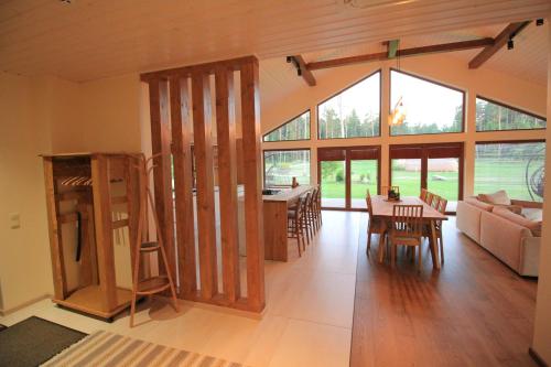 ein Wohnzimmer mit einem Tisch und einem Sofa in der Unterkunft Kuldallika Spa House in Kullamäe