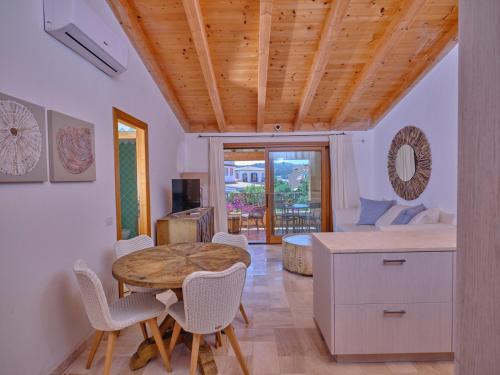 una habitación con mesa y sillas y un dormitorio en Dolce Vita Boutique Hotel, en Porto Cervo