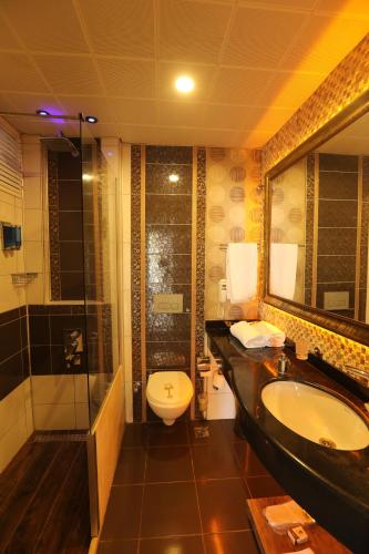 A bathroom at Unluselek Hotel