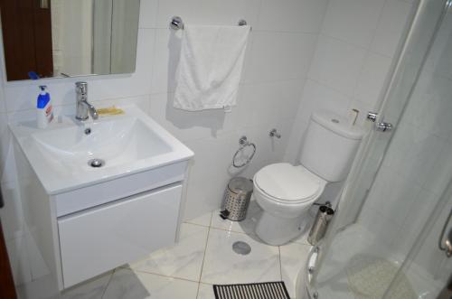 Koupelna v ubytování LT Aparthotel