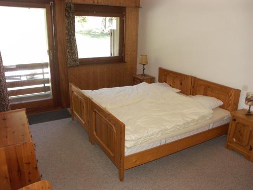 アンゼールにあるApartment Mercure 205のベッドルーム1室(白いシーツが備わる木製ベッド1台付)