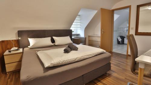 Postel nebo postele na pokoji v ubytování Hotel Prinz Carl - Apartments mit Klimaanlage