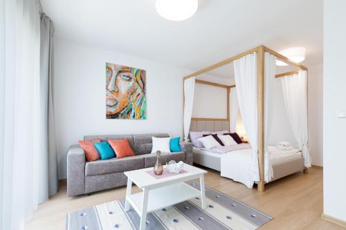 - un salon avec un canapé et un lit dans l'établissement RASL House, à Luka nad Jihlavou