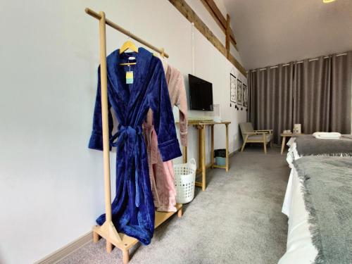 a robe hanging on a hanger in a bedroom at 雪湖轻奢民宿 Snowlake Inn in Shangri-La