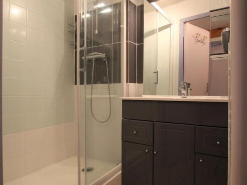 een badkamer met een glazen douche en een wastafel bij Gîte Chavaniac-Lafayette, 3 pièces, 4 personnes - FR-1-582-175 in Chavaniac-Lafayette