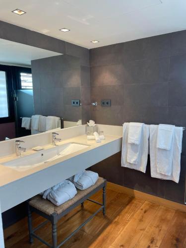 a bathroom with a large sink and a mirror at Hotel Mas La Boella in La Canonja