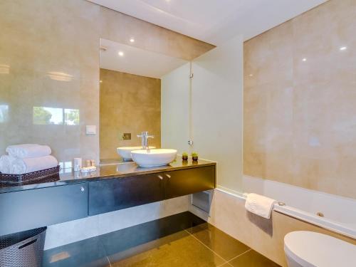 uma casa de banho com um lavatório e um WC em AL - Apartamento L'Orangerie em Vilamoura