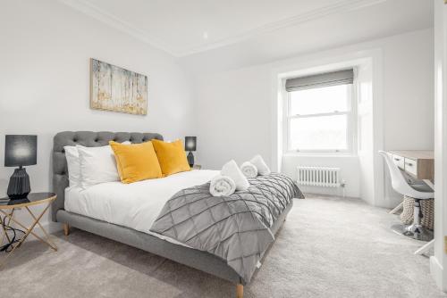 Skye Sands - Alexandra Penthouse - St Andrews tesisinde bir odada yatak veya yataklar