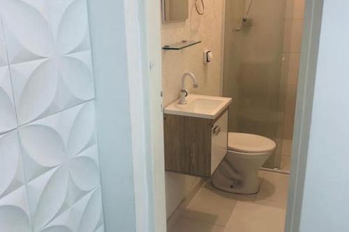 a bathroom with a sink and a toilet in it at EDICULA 168 · Privacidade para Família (5 minutos Hospital Eintein) in Sao Paulo
