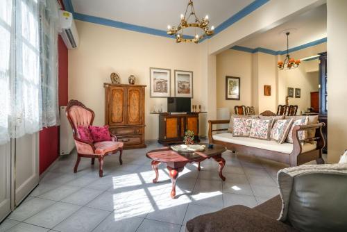 uma sala de estar com um sofá e uma mesa em ViLLA127 em Atenas