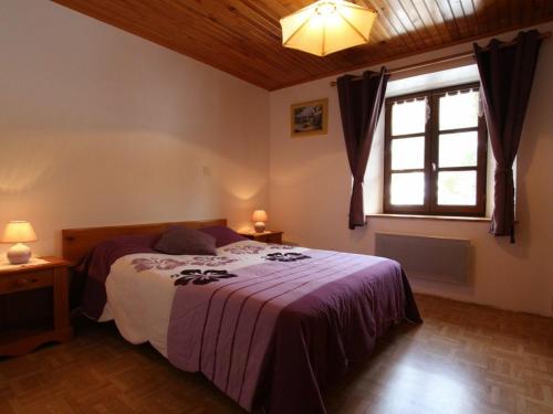 1 dormitorio con cama y ventana en Gîte Saint-Front, 4 pièces, 6 personnes - FR-1-582-267, en Saint-Front