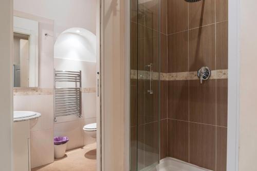 a bathroom with a shower and a toilet at TIBERINA APARTMENTS - ROME TRASTEVERE in Rome