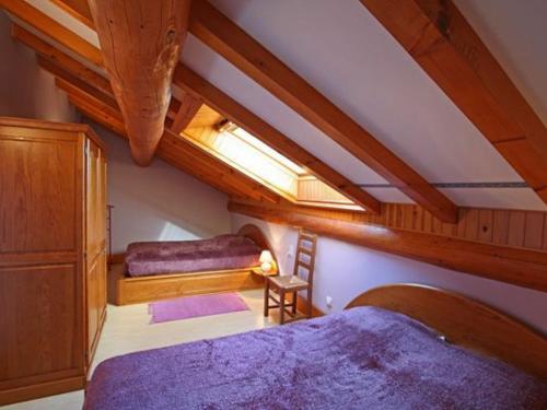 een slaapkamer op zolder met een bed en een bank bij Gîte Ferdrupt, 3 pièces, 6 personnes - FR-1-589-146 in Ferdrupt