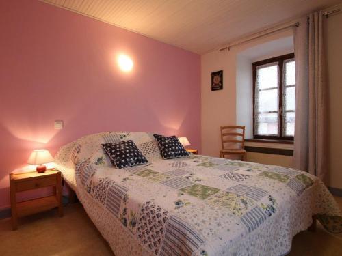 een slaapkamer met een bed en een raam bij Gîte Chavaniac-Lafayette, 2 pièces, 2 personnes - FR-1-582-198 in Chavaniac-Lafayette