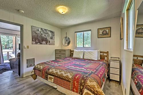 een slaapkamer met een bed en een raam bij Direct Beach Access Grand Lake Cabin with Deck! in Grand Lake