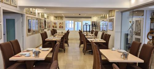 Hotel Garni "Am Ellinger Tor" 레스토랑 또는 맛집