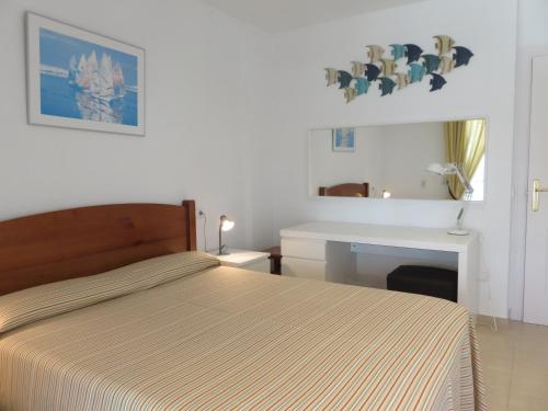 Un pat sau paturi într-o cameră la Apartamentos Las Brisas