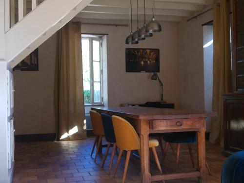 comedor con mesa de madera y sillas en Gîte Bruère-Allichamps, 8 pièces, 14 personnes - FR-1-586-13 en Bruère-Allichamps