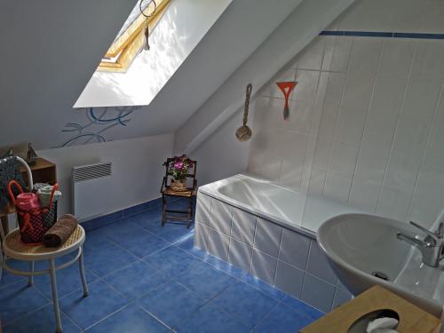 une salle de bain avec un lavabo et une baignoire dans l'établissement CHAMBRE D'HOTES Côté RANCE, à La Ville-ès-Nonais