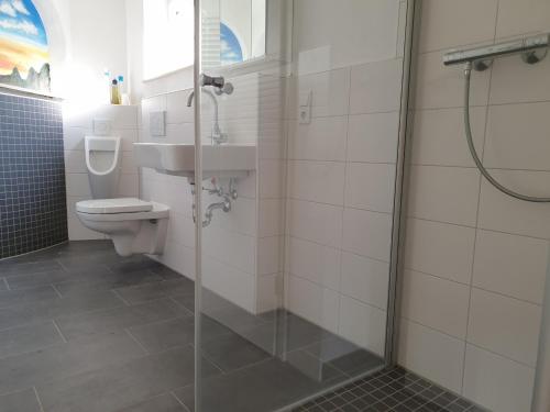 W łazience znajduje się toaleta, umywalka i prysznic. w obiekcie Ferienwohnungen Am Ellenberg w mieście Winterberg