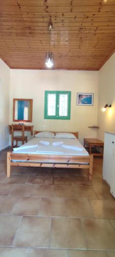 En eller flere senger på et rom på Villa Spiros
