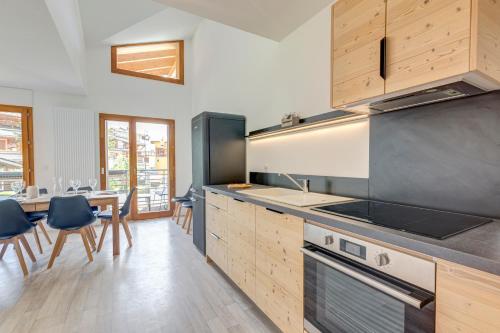 Η κουζίνα ή μικρή κουζίνα στο La Poudreuse - Duplex avec balcon vue montagne - Flumet