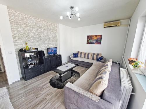 พื้นที่นั่งเล่นของ CALLA - Modern & Cozy Main Square Apartment in the City Shopping Center - PARKING SLOT with parking security