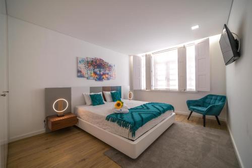 um quarto com uma cama com um bicho de peluche em FERREIRA'S HOUSE Guimarães em Guimarães