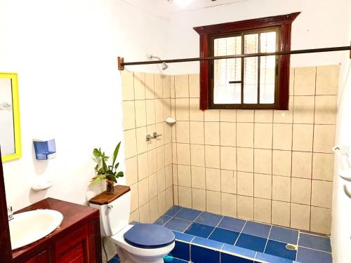 e bagno con servizi igienici, lavandino e doccia. di Casa Nara a Puerto Viejo