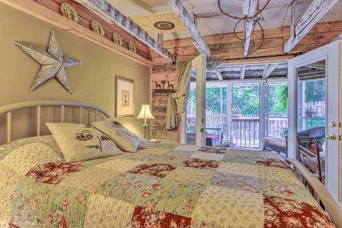 1 dormitorio con 1 cama con una estrella en la pared en The Country Cottage in Union Mills with Porch! en Union Mills