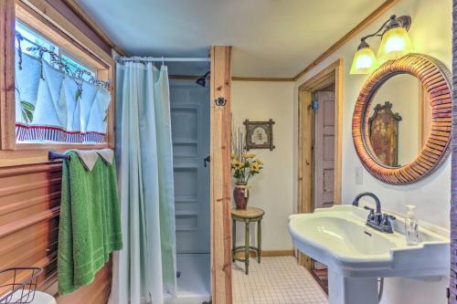 y baño con lavabo y espejo. en The Country Cottage in Union Mills with Porch! en Union Mills