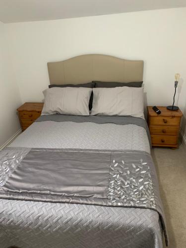 1 dormitorio con 1 cama grande con sábanas y almohadas blancas en Comfy New Self Contained 1 Bed Flat - Modern!, en Draycott