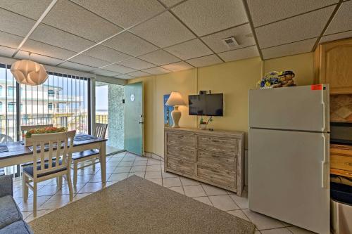 Η κουζίνα ή μικρή κουζίνα στο Wildwood Crest Condo with Pool Walk to Restaurants!