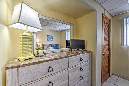 Μια τηλεόραση ή/και κέντρο ψυχαγωγίας στο Wildwood Crest Condo with Pool Walk to Restaurants!