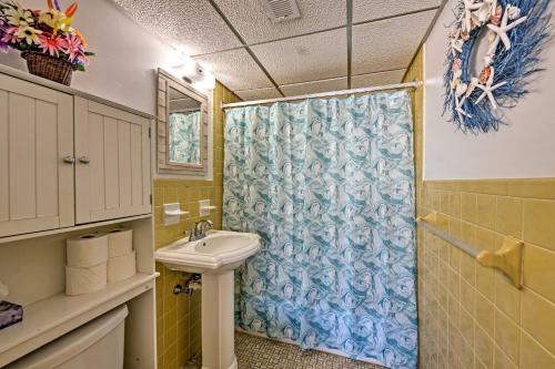 Ένα μπάνιο στο Wildwood Crest Condo with Pool Walk to Restaurants!