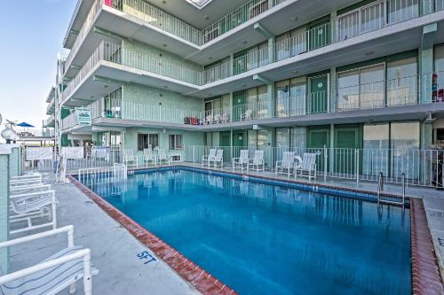 Πισίνα στο ή κοντά στο Wildwood Crest Condo with Pool Walk to Restaurants!