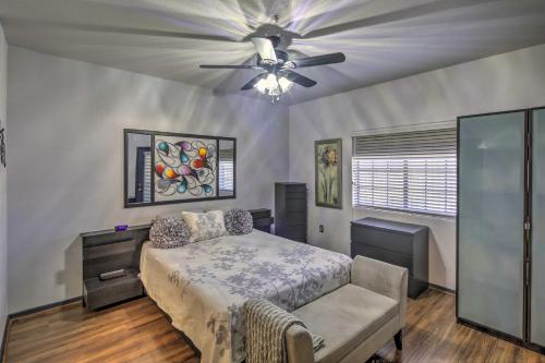 Cama ou camas em um quarto em Lake Havasu City Condo with Community Amenities!