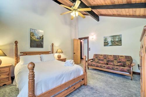 Katil atau katil-katil dalam bilik di Cabin Less Than Half-Mi from Pine Mountain Lake Marina!